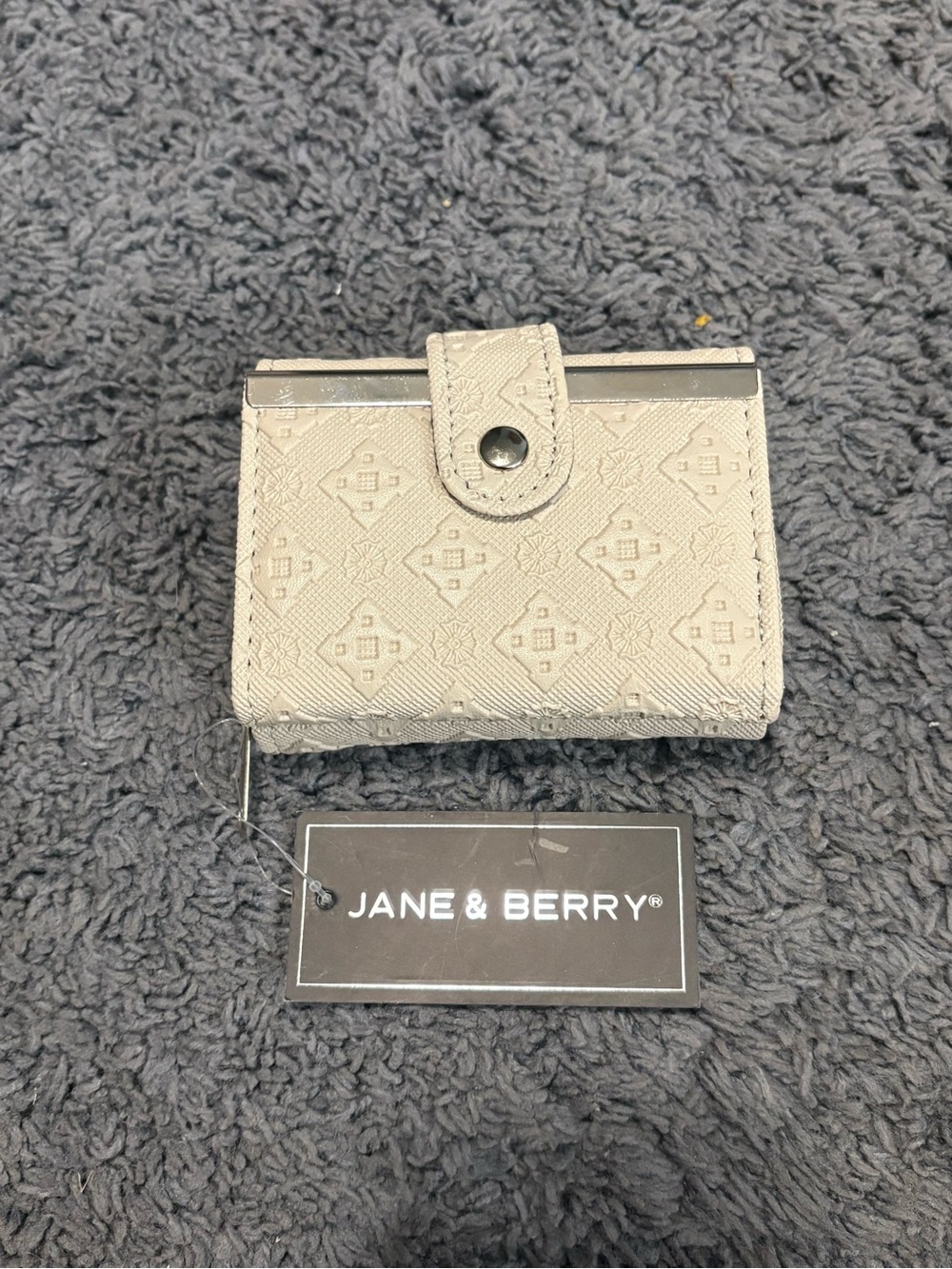 NWT Jane & Berry cream colored snap wallet with a zipper too/ silver accents